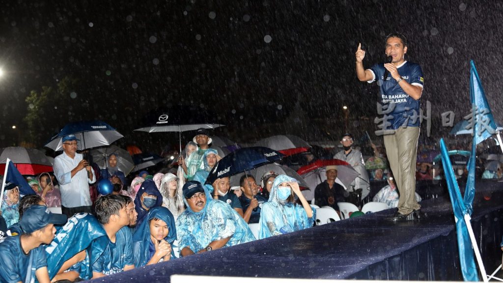 雨水浇不熄支持者热情 国盟领袖淋雨演讲
