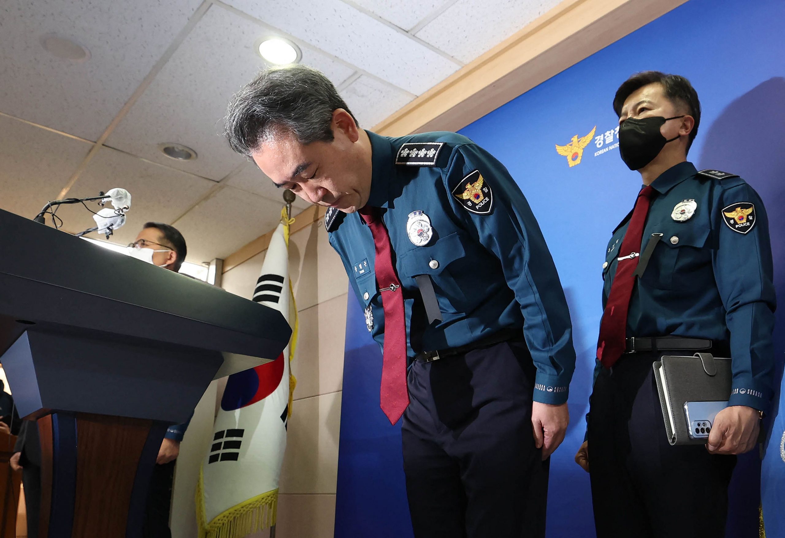 案发前4小时接报案无作为    韩警察厅长鞠躬道歉