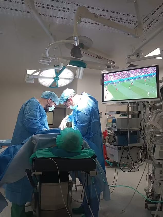 波兰球迷做手术不忘看球赛 医生「有球必应」