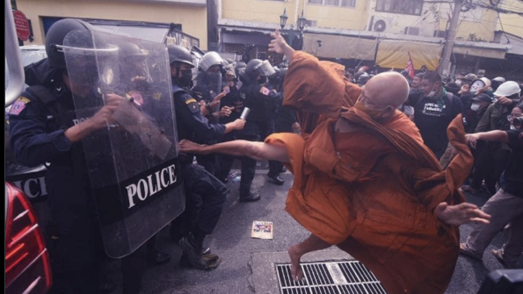 泰国僧侣赤脚飞踢警察 网友大惊“曼谷叶问！”