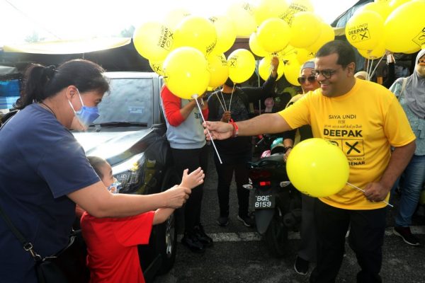 版头（大都会）巴生国席／独立人士候选人迪巴出动黄色气球攻势抢票／3图