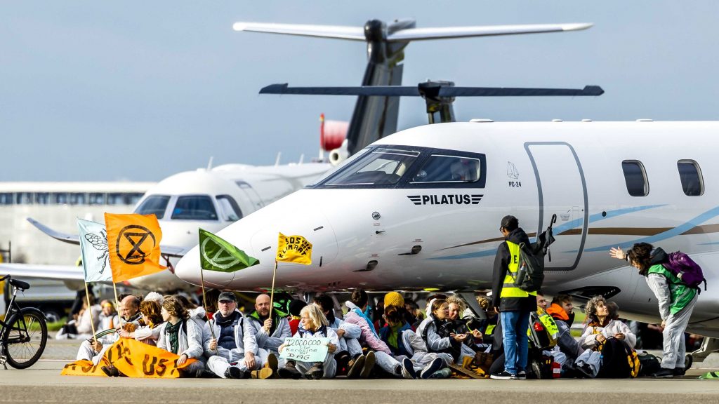 环保分子闯荷兰机场    阻私人机起飞 百人被捕