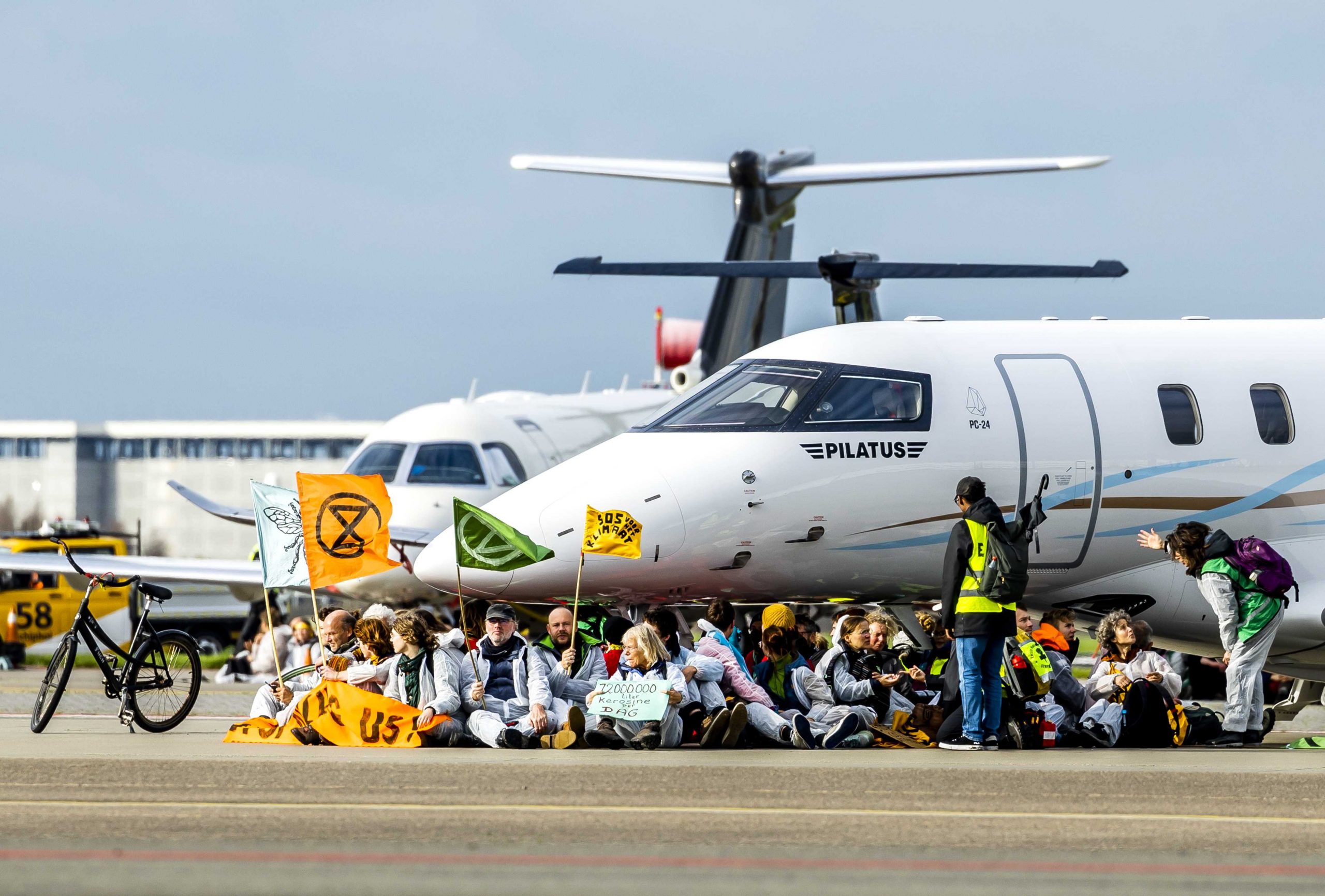 环保分子闯荷兰机场    阻私人机起飞 百人被捕