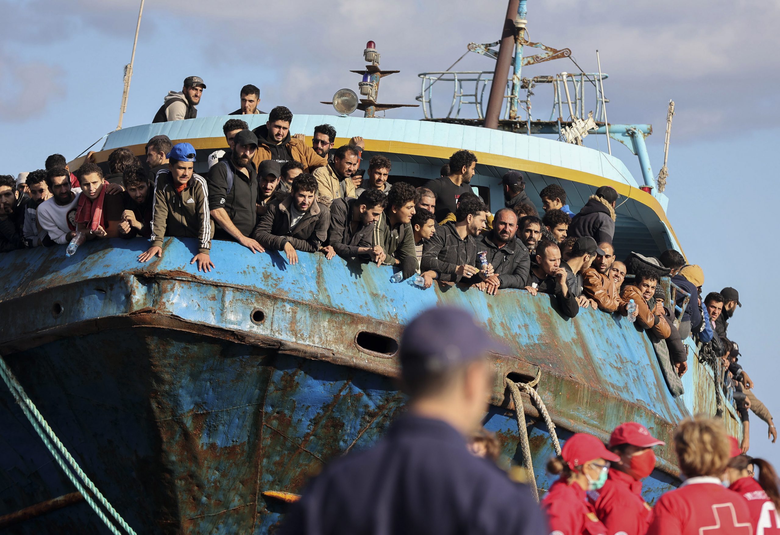 看世界 希腊营救怀疑海上偷渡客　救起4百多人