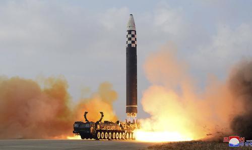 看世界 )庆祝「火星-17」试射成功　朝媒：朝鲜拥有全球第一洲际导弹
