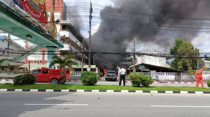 看世界   泰南警察局惊传汽车炸弹爆炸 1警被炸死29伤