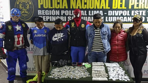 秘鲁特警变装复仇者联盟直捣毒窟  毒贩以为万圣节恶作剧