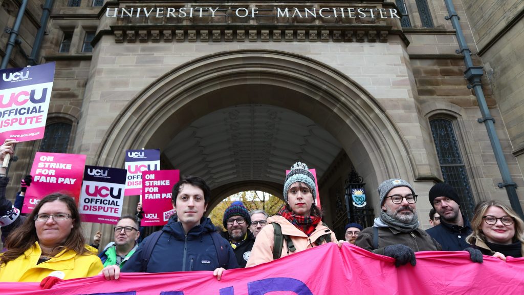 英国150大学罢工 影响250万学生