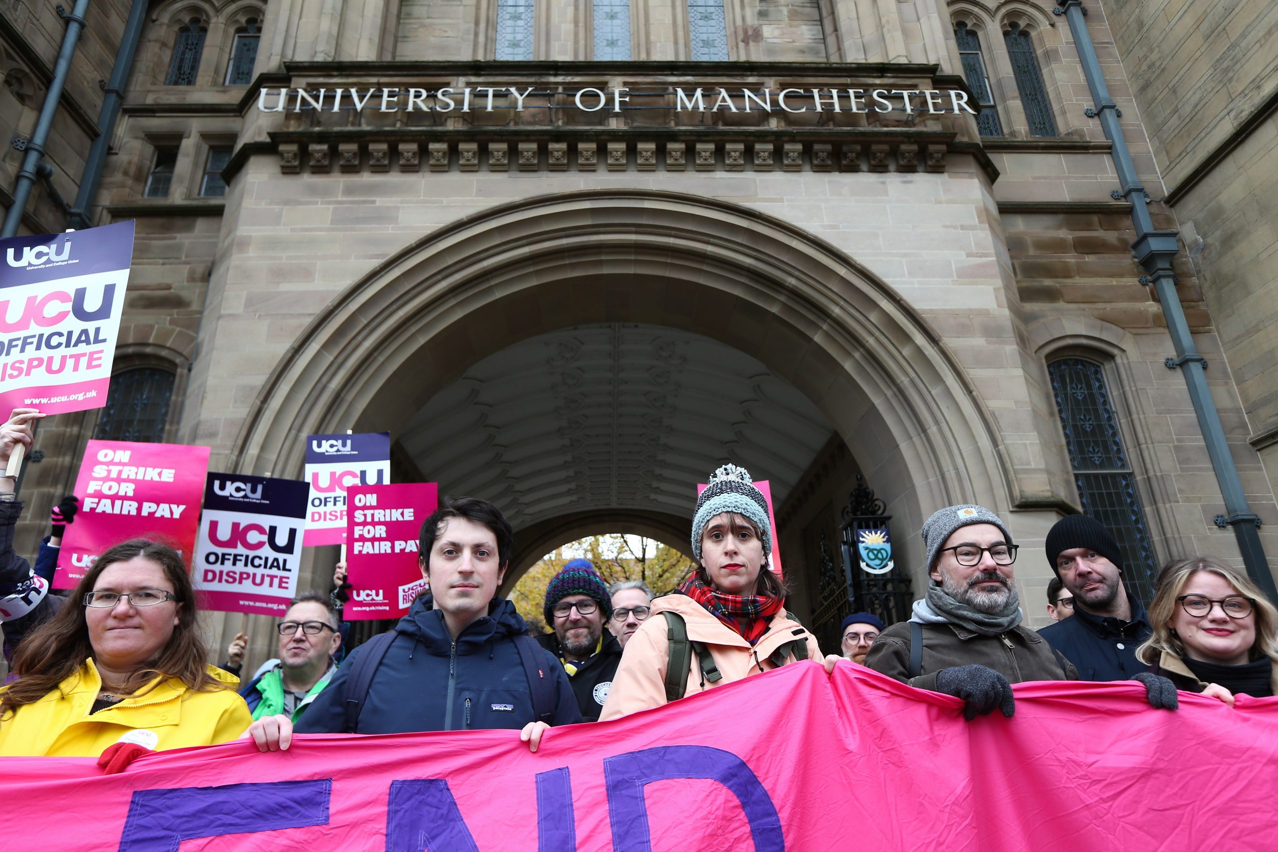 看世界两图)英150大学罢工 影响250万学生