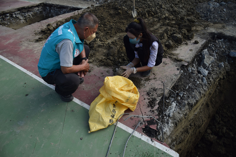 看世界)台湾彰化中学球场施工挖出骸骨　警方不排除有内情