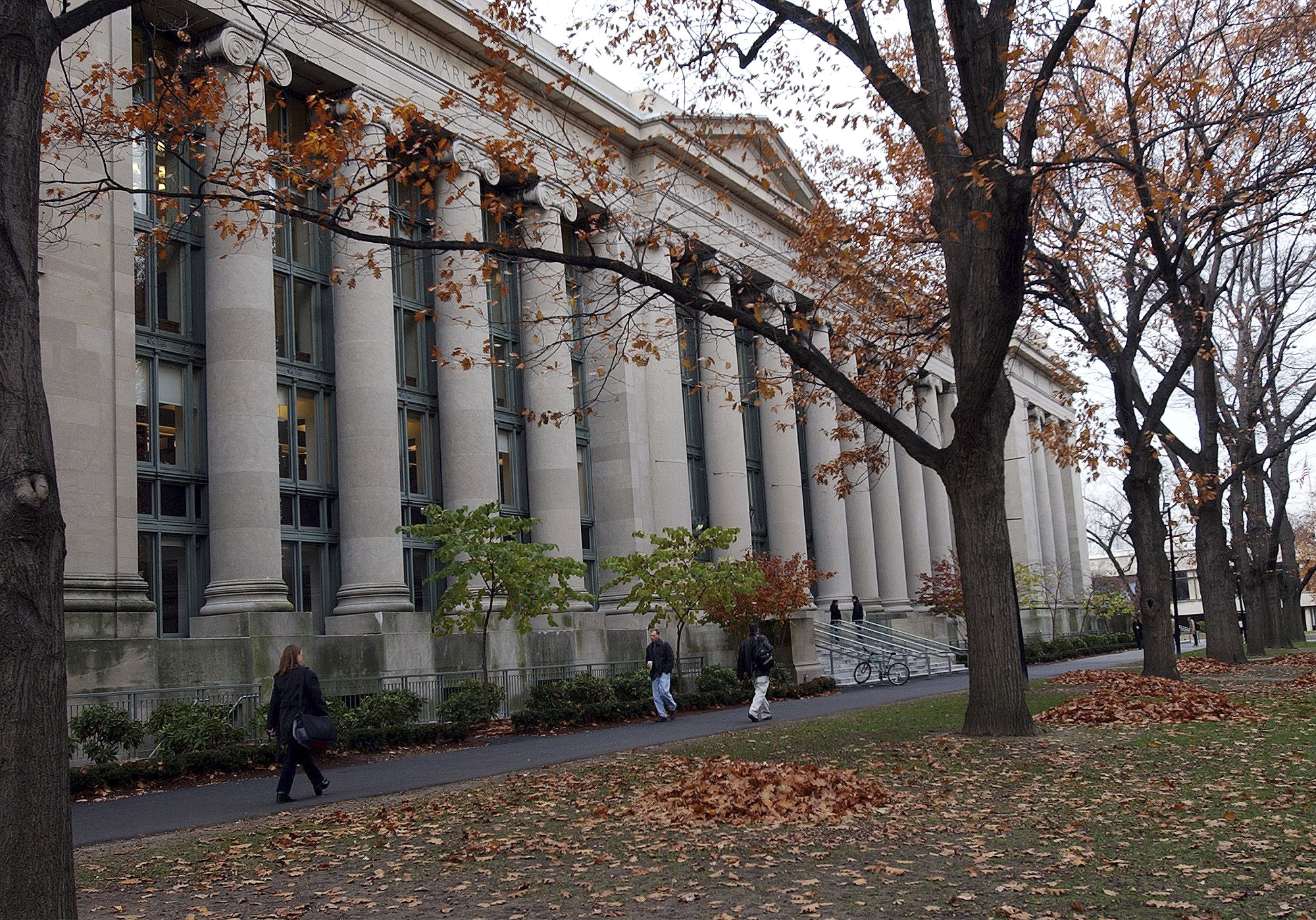 看世界)耶鲁哈佛法学院 退出大学排名榜