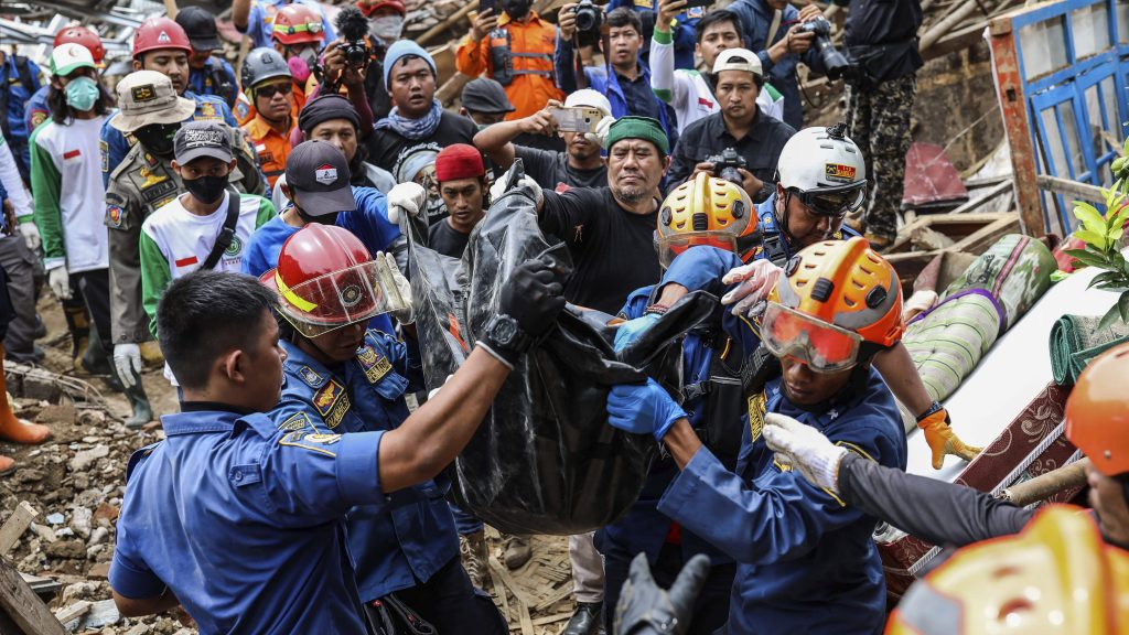 印尼地震4天后  7岁女童遗体被发现