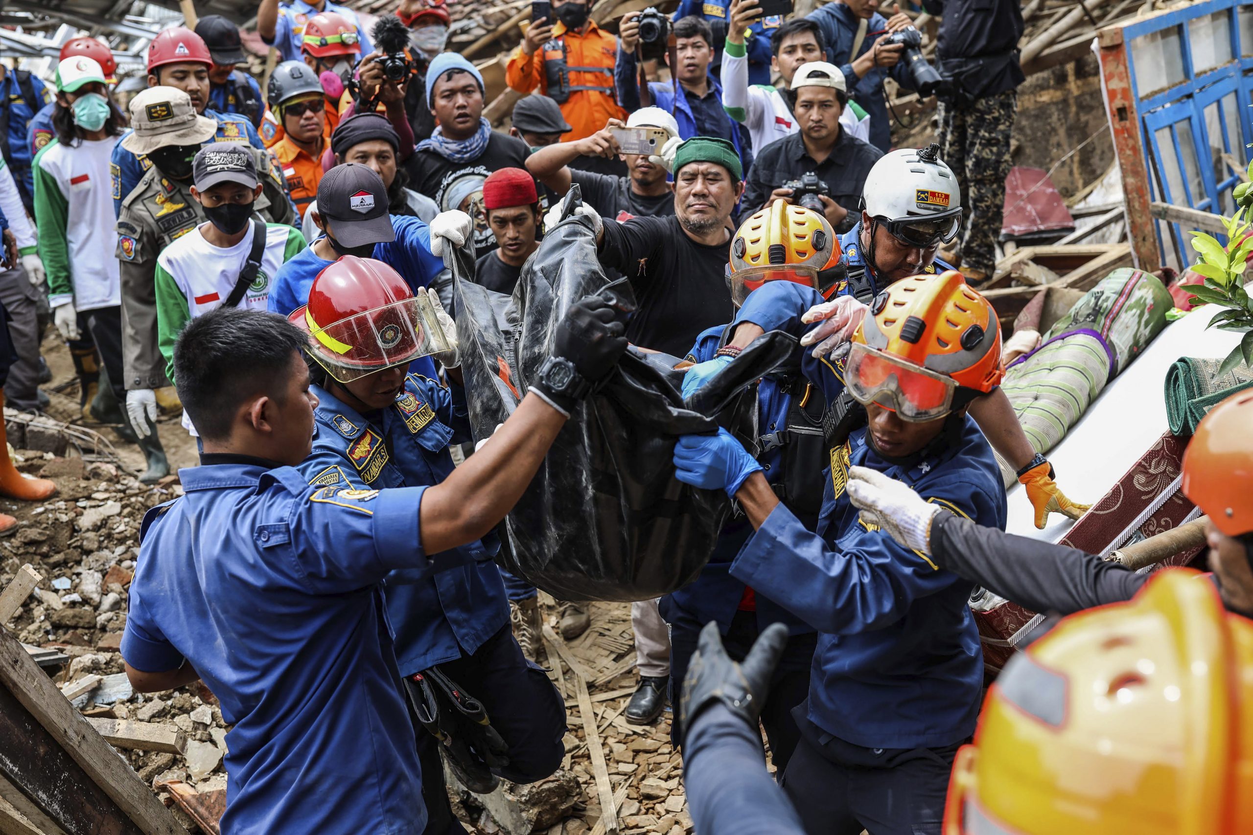 看世界／印尼地震4天后　7岁女童遗体被发现