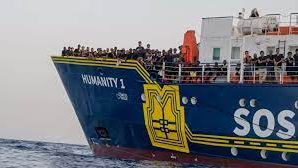 意大利允许难民救援船靠岸 接受健康检查