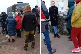 看世界／放过我丈夫！俄媒：约20名俄兵妻子现身俄乌边境抗议
