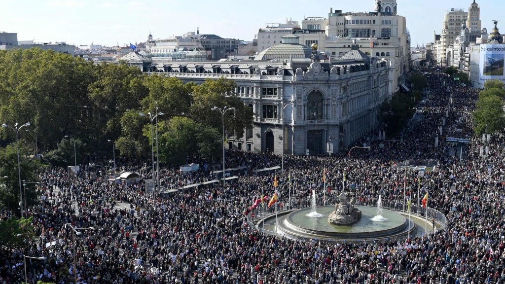 西班牙数十万人街头抗议 要求改善医保