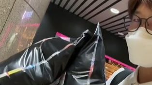 视频 | 砂男机场狂扫面包一大袋 网问“这牌子在东马特贵？”
