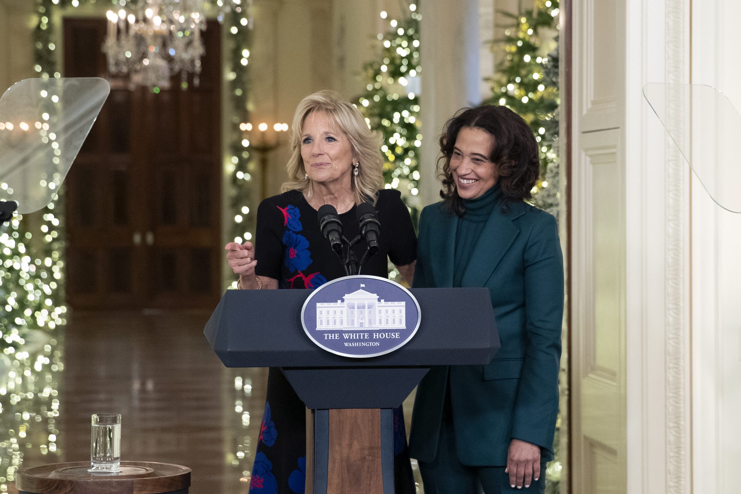 美国白宫圣诞装饰和布置亮相 今年以We the People作主题