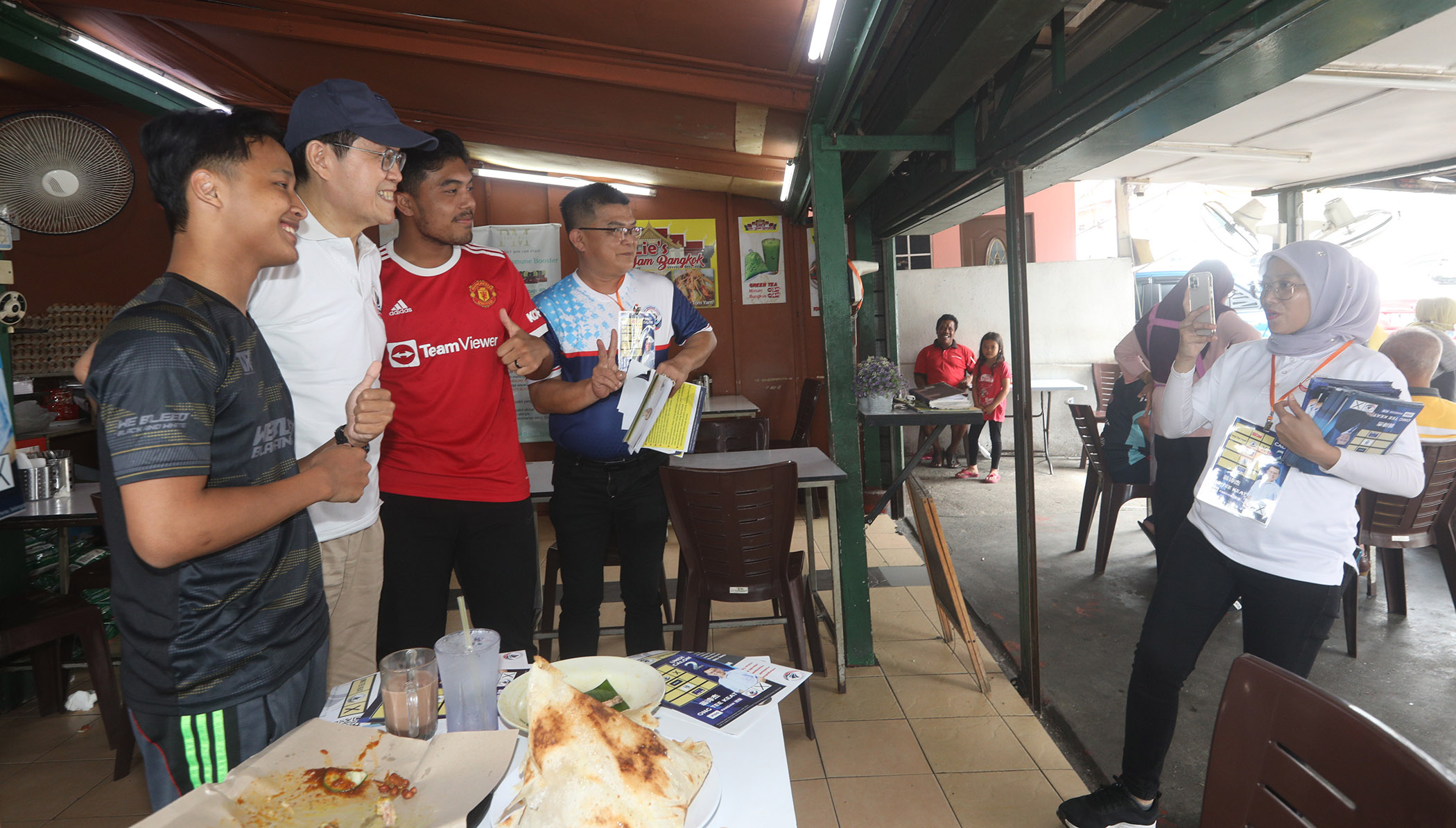 翁诗杰探访马来档口，马来选民反应热烈并寻求合照