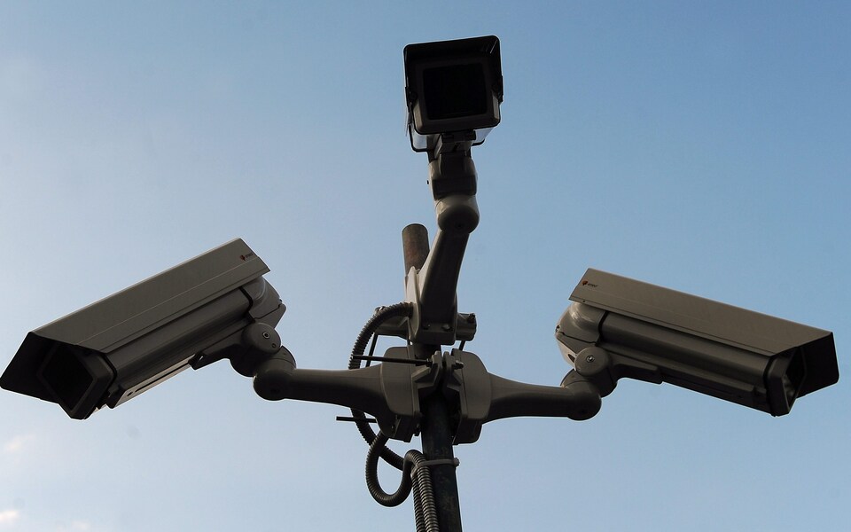 英国下令“敏感地点”停用中国制监控摄像机