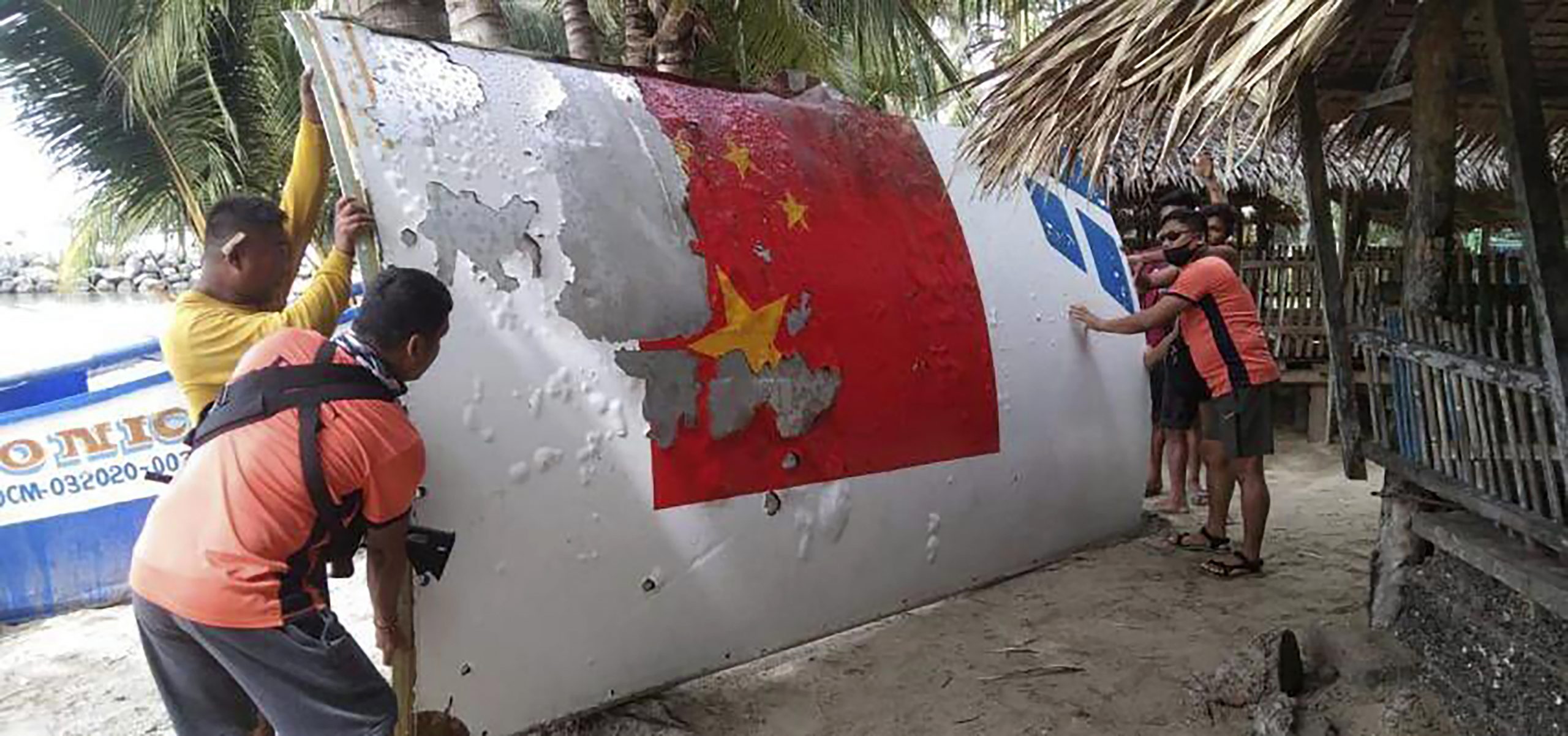 菲方:中国海警从菲海军强行扣押疑似火箭残骸