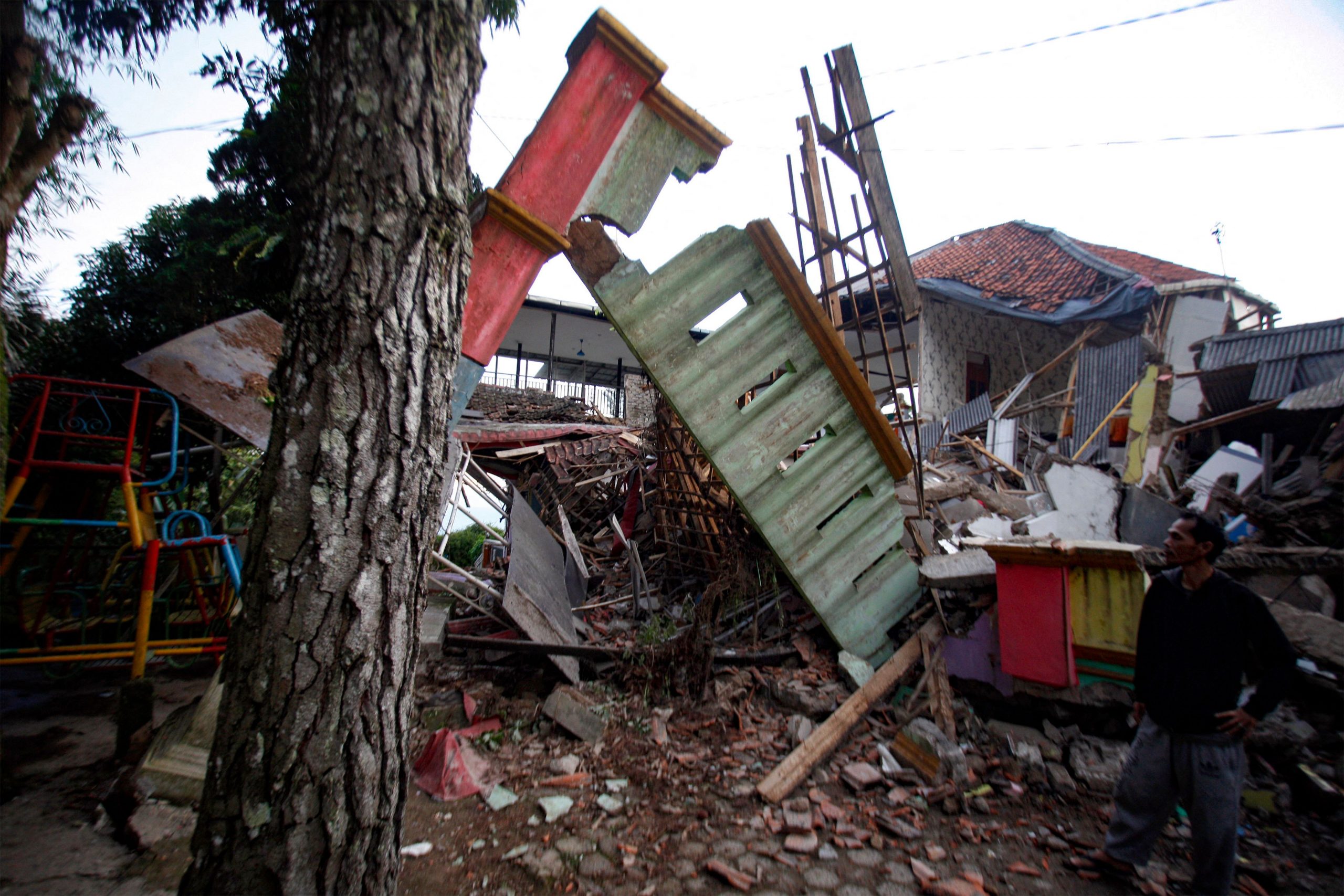 西爪哇省5.6级地震　61死700伤