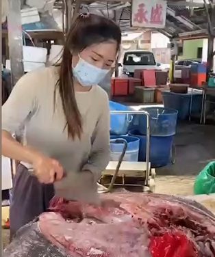 视频|卖鱼妹PP“鱼”众不同  擅长切鱼煮鱼还会变装