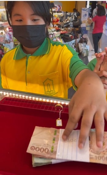 视频|每天存RM4买金戒送母 10岁女：“妈妈从未为自己庆生” 