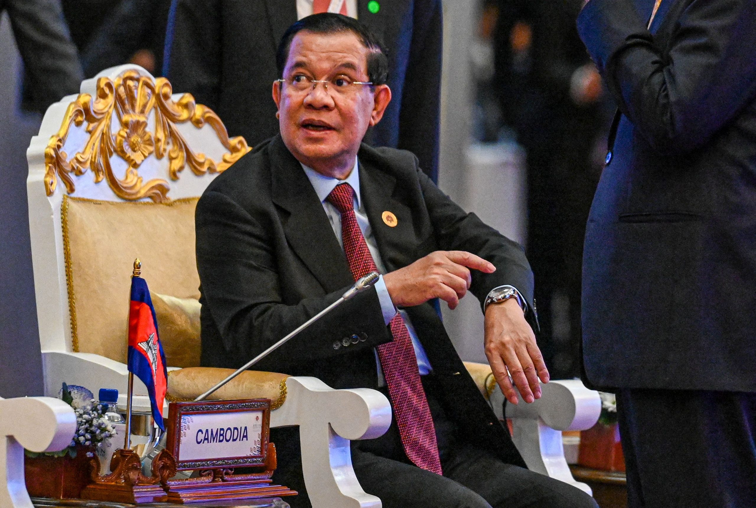贫穷如柬埔寨 金边东盟峰会东道主送25名领导人国产名表？你没搞错！