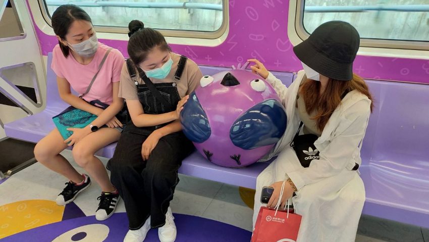 捷运车厢挤满人“紫鸟”霸位 乘客爆骂: 可以让位吗？