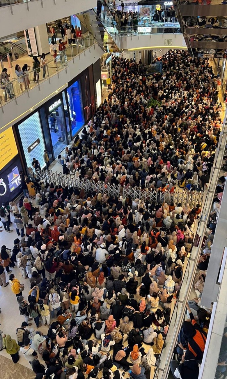 近万人挤爆商场  世勋@EXO见面会遭警勒令取消