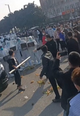 郑州富士康员工获1万人民币离职补贴　厂区冲突暂平息
