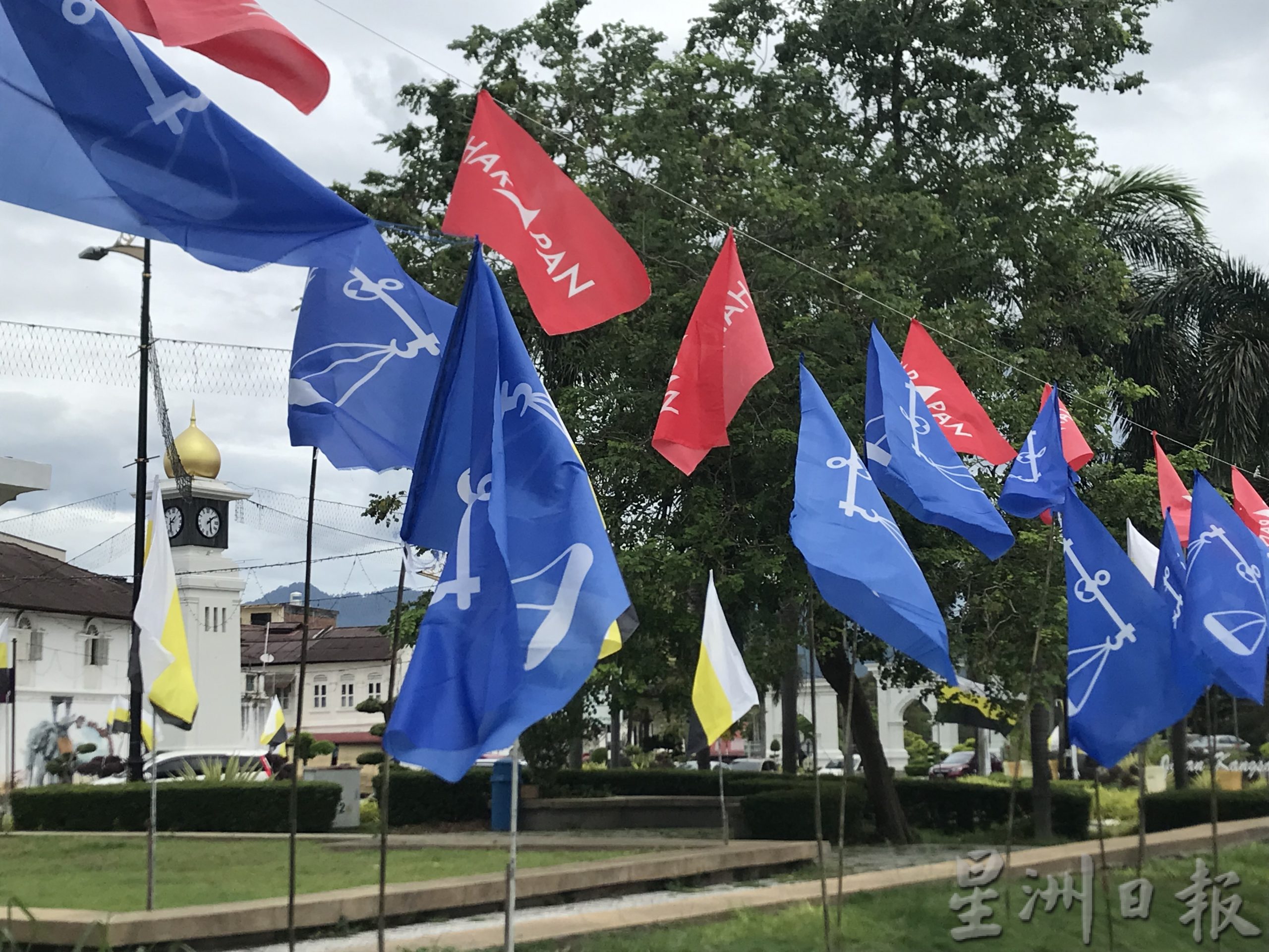 霹苏丹华诞月 政党避跟州旗“较劲” 江沙大钟楼主干路撤旗帜