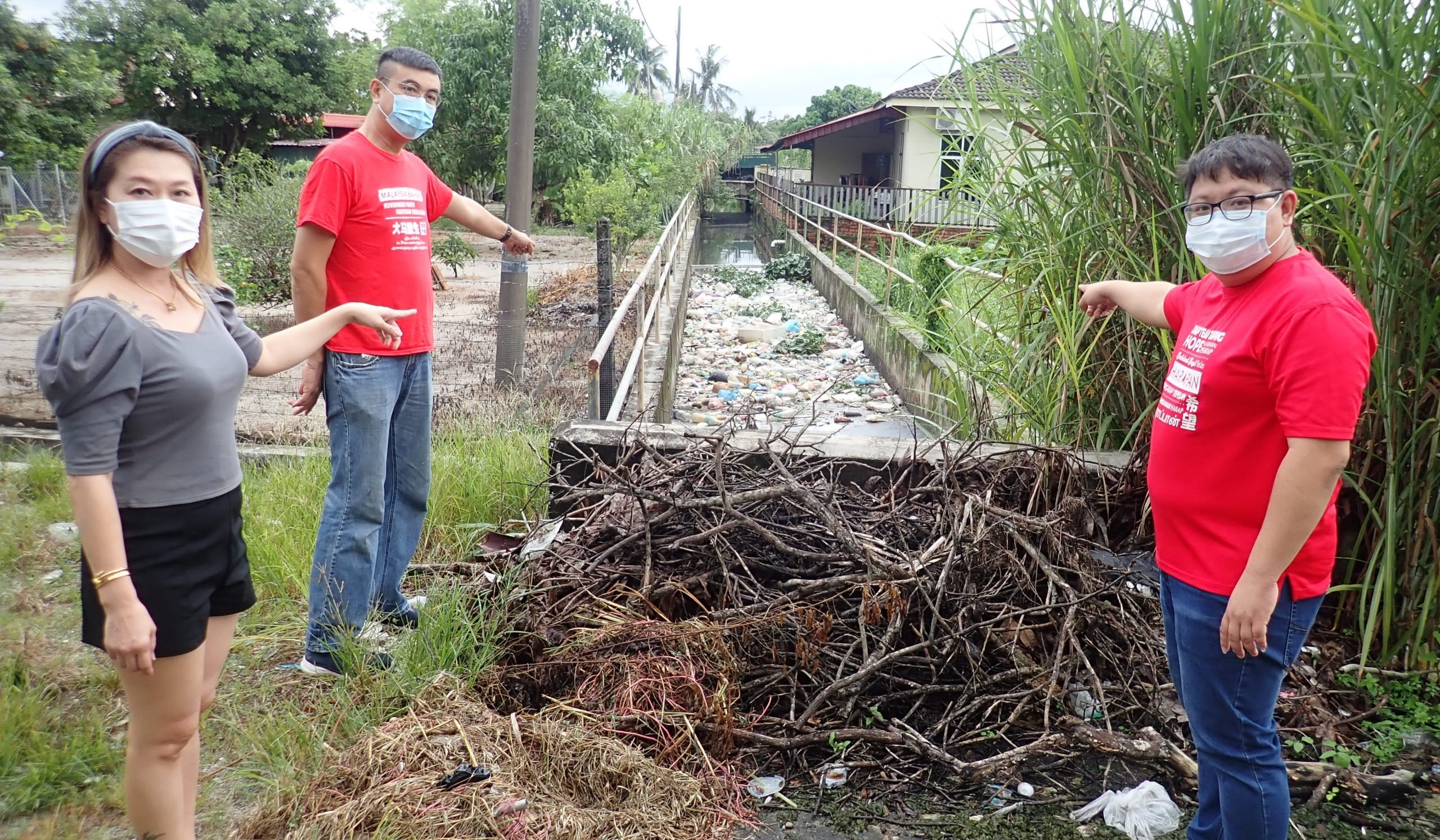 霹：大沟渠垃圾堆集发臭居民吁定时打捞
