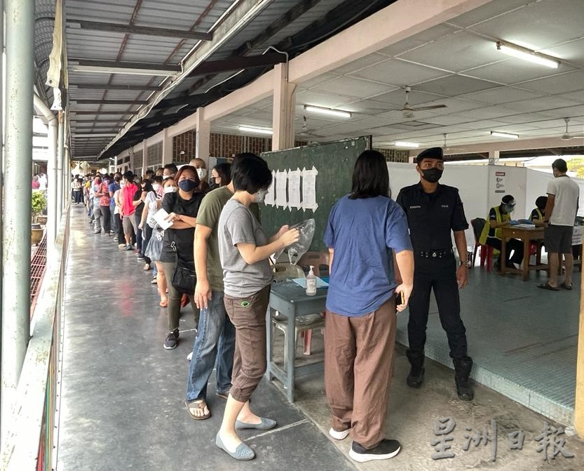 霹：怡保西区选民踊跃投票   巴占华小外大早现数百人长龙