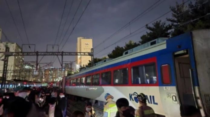韩国火车在首尔附近脱轨 31人受伤