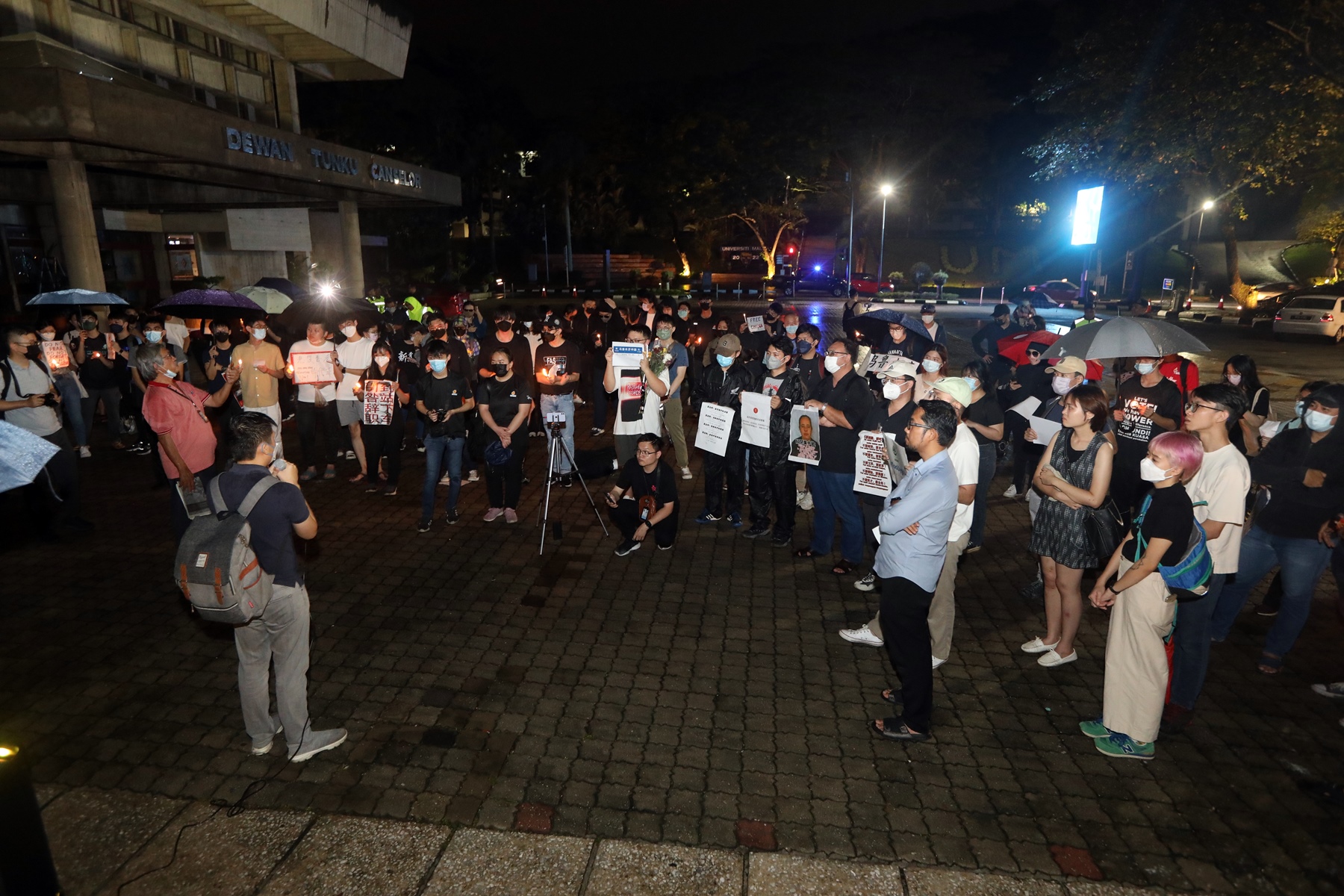 马大校园学生举办哀悼乌鲁木齐火灾死者集会