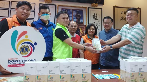 丹绒比拉拉狮子会推动环保 赞助小贩700箱纸吸管