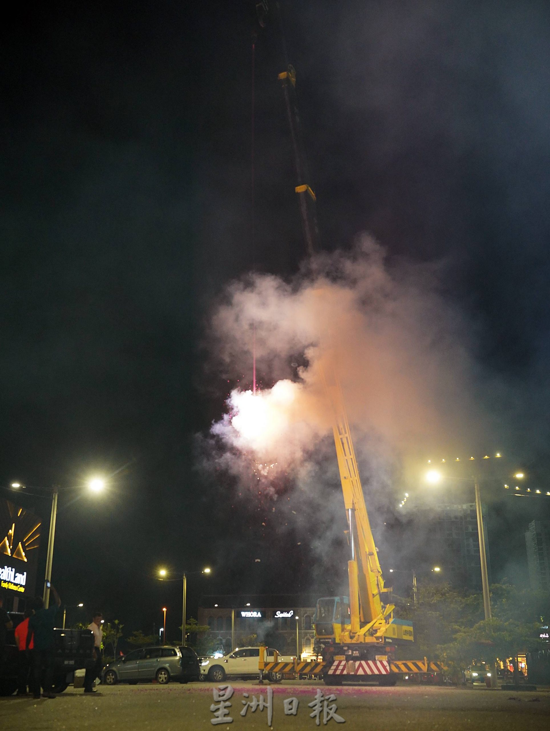（古城封面副文）希盟支持者点燃138尺红炮及燃放烟花，庆祝希盟在甲市区的胜利