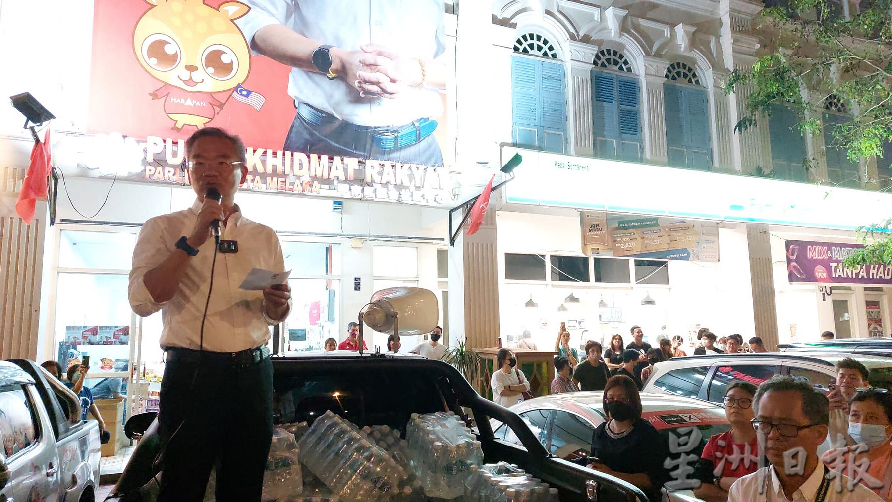 （古城第三版副文）马六甲市区国席希盟胜利，支持者燃放烟花庆祝