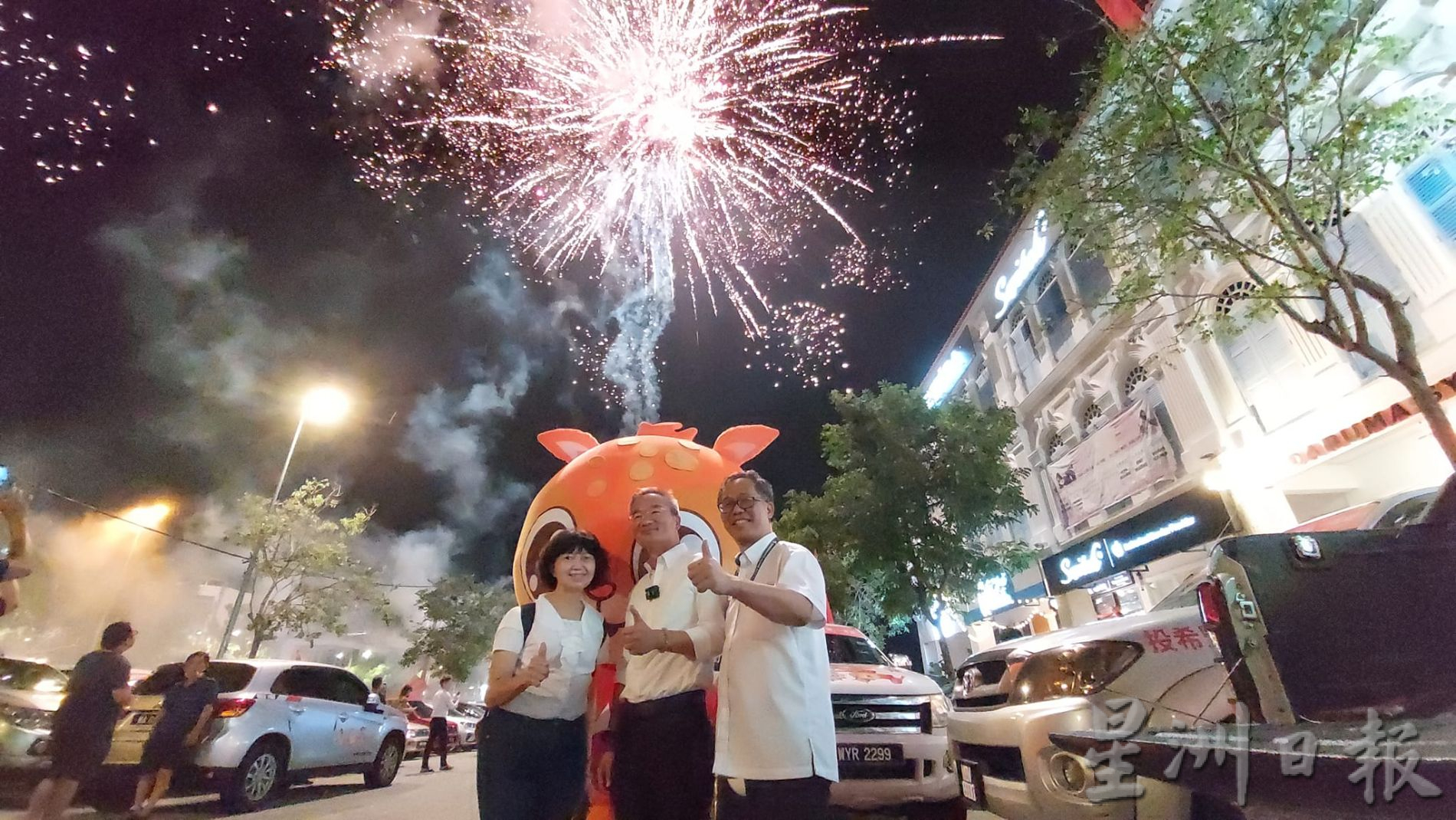 （古城第三版副文）马六甲市区国席希盟胜利，支持者燃放烟花庆祝