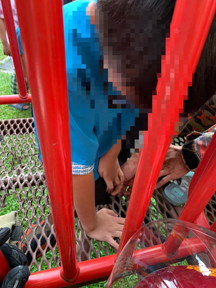 （大北马）孩童游乐场玩乐 小腿卡在铁丝网 被消拯员救起