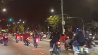 骑士又成群结队 凌晨路上飙摩托车！