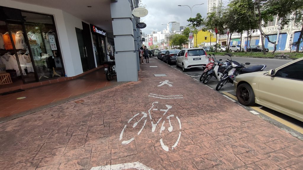 槟岛市厅：允行驶人行或脚车道 后巷  电动滑板车 禁上马路