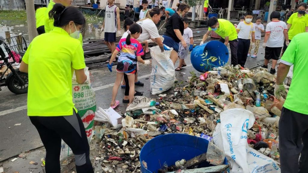 吉胆岛环境美化活动 80义工清出300包垃圾