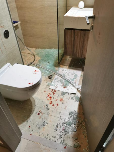 浴室玻璃门突爆裂  婆孙被割伤