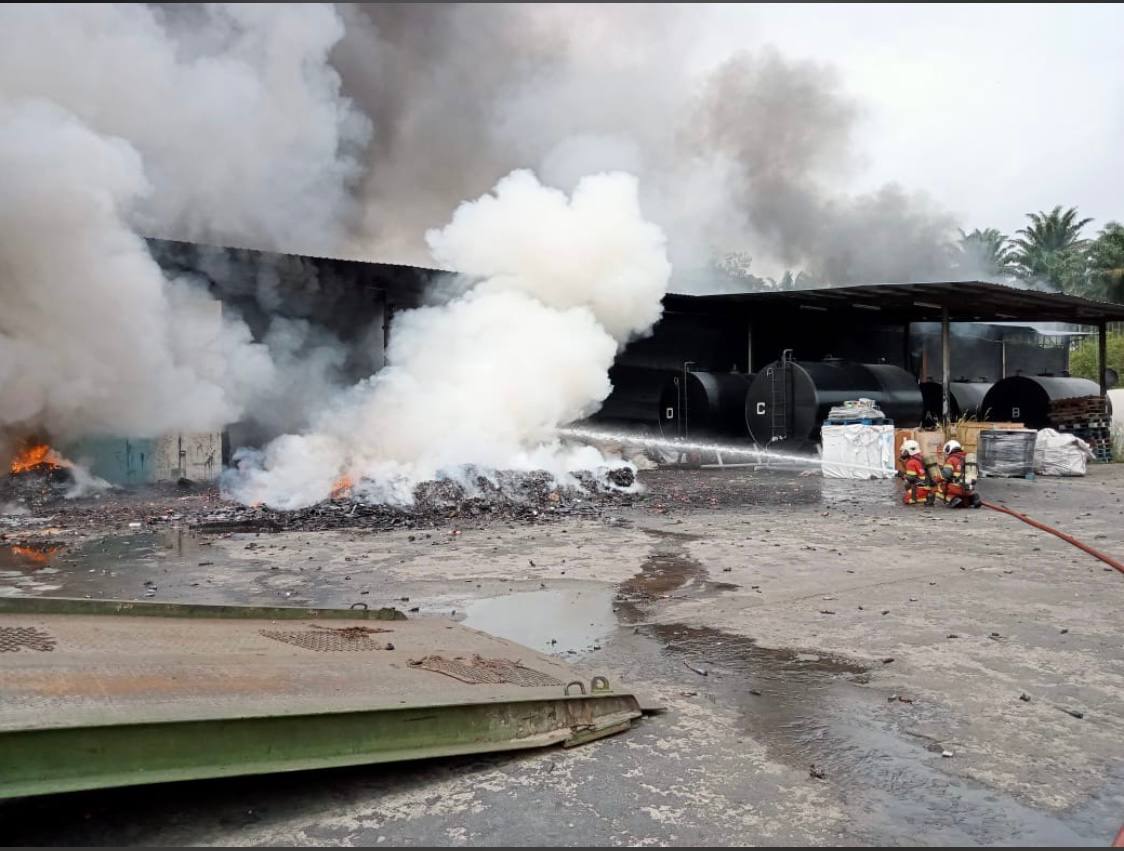 甘拔士路工厂火灾，回收电池堆也着火