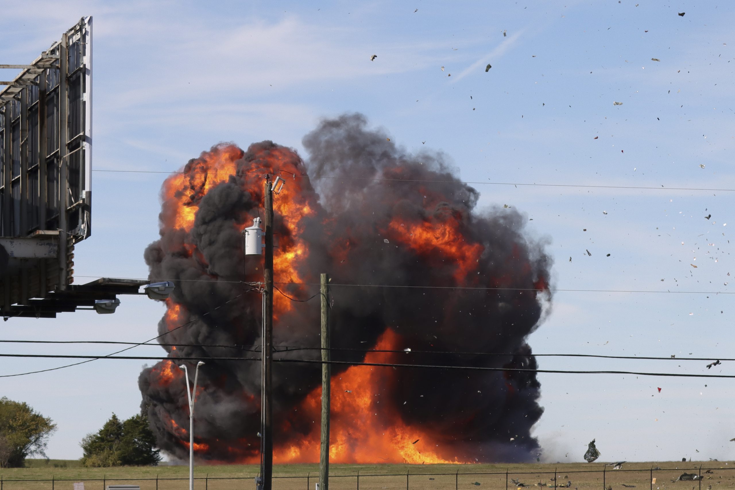 （有视频）美国得州飞行表演 两架二战老飞机空中相撞坠地爆炸