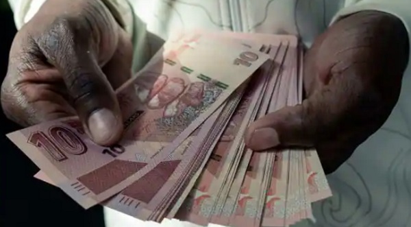 美元强升最大苦主 津巴布韦货币重贬77 %  通胀恐冲417％