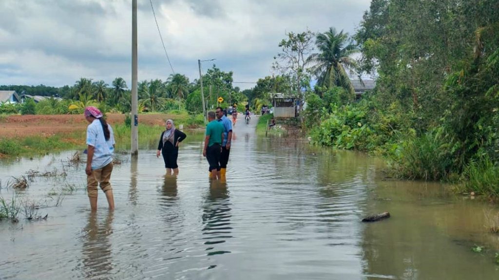 豪雨遇涨潮 引发闪电水灾  斯里丹绒9住家被淹